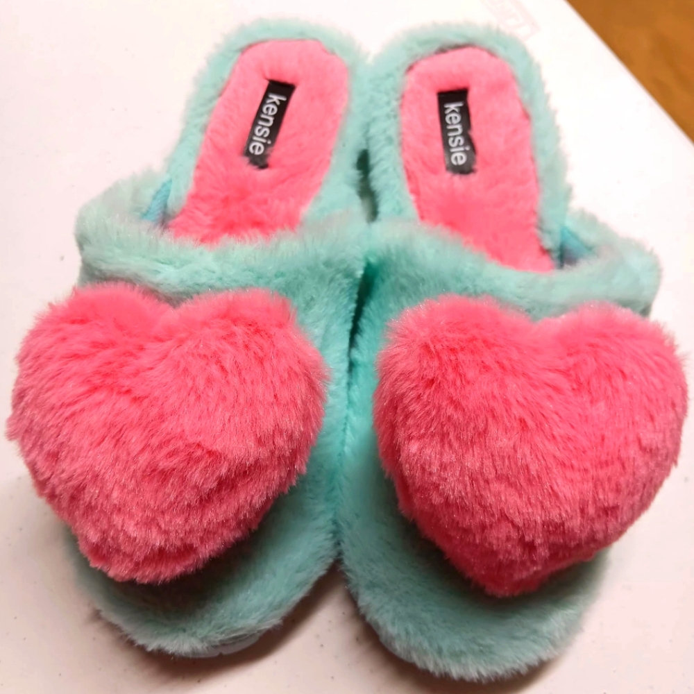 Kensie Aqua and Pink Heart Slippers NWOT